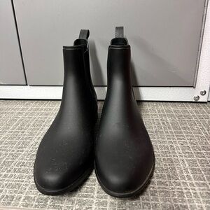 Like new black rain boots